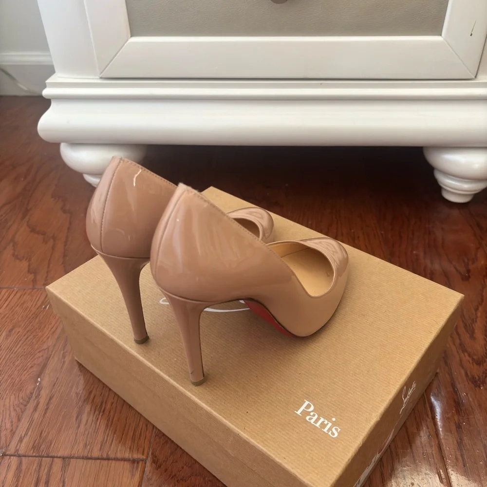 Christian Louboutin Nude Patent Pointed-Toe Pumps with Red Soles. Authentic!!! - Picture 3 of 5